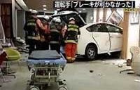 福岡でタクシーが突っ込み男女10人が死傷